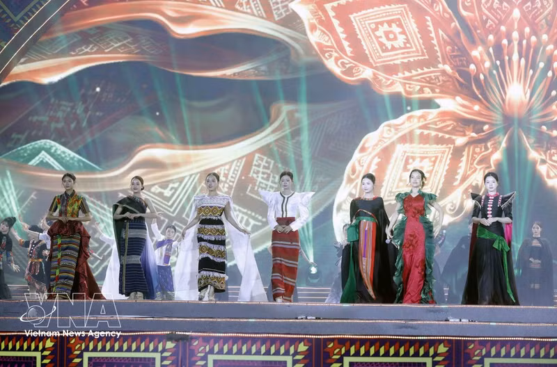 Cérémonie d'ouverture de la Semaine culturelle et touristique de Moc Chau 2026 et du Festival international du brocart de Son La. Photo: VNA