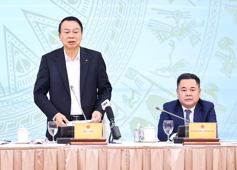 Le vice-ministre des Finances, Nguyen Duc Chi, répond aux questions des médias lors de la conférence de presse. Photo : VNA.