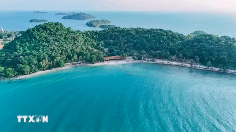 Les "Îles des Pirates" forment une magnifique région maritime où les touristes peuvent admirer une nature préservée et découvrir l’histoire locale. Photo : VNA.