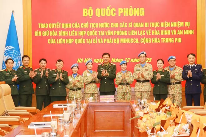 La cérémonie est présidée par le général de corps d’armée Nguyên Truong Thang, vice-ministre de la Défense et chef du comité de pilotage du ministère pour la participation aux opérations de maintien de la paix. Photo: VNA