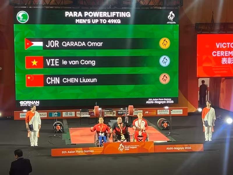 Après trois tours de compétition, l'haltérophile Le Van Cong a réalisé la meilleure performance avec un poids de 171 kg, remportant ainsi la médaille d'argent. (Photo : Équipe paralympique du Vietnam)
