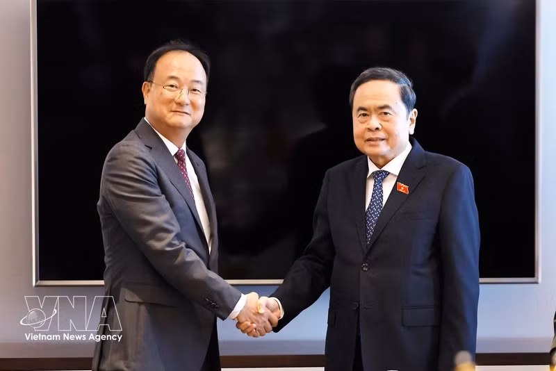 Le président de l’Assemblée nationale Trân Thanh Mân (droite) et Moon Hyuk Soo, directeur général de LG Innotek, en septembre 2026 à Séoul. Photo: VNA