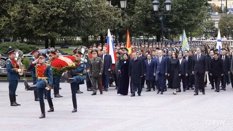 Le secrétaire général du Parti communiste du Vietnam et président vietnamien, To Lam, accompagné de son épouse et d’une délégation vietnamienne de haut niveau, se rend à la Tombe du Soldat inconnu à Moscou pour y déposer des fleurs. Photo : VNA.