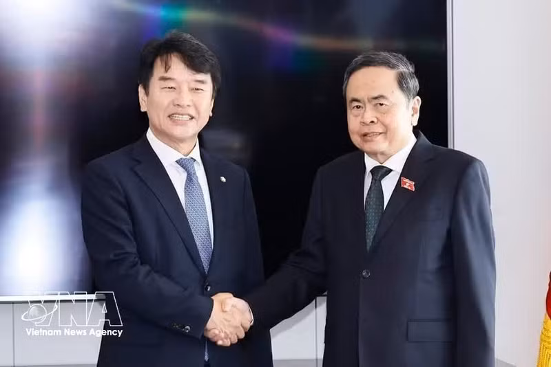 Le président de l'Assemblée nationale du Vietnam, Tran Thanh Man (à droite), rencontre le président du Groupe d'amitié parlementaire Corée-Vietnam, Moon Jin Seok, à Séoul le 8 septembre. Photo : VNA.