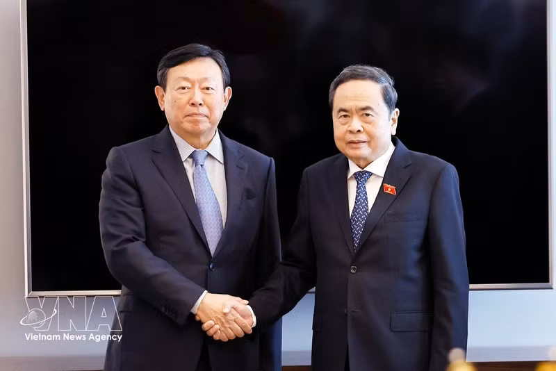 Le président de l’Assemblée nationale Trân Thanh Mân (droite) et Shin Dong Bin, président du groupe Lotte, septembre 2026 à Séoul. Photo: VNA