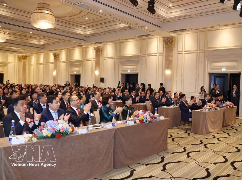 Des cadres et employés de l’ambassade du Vietnam ainsi que des représentants de la communauté vietnamienne en Russie lors de la rencontre. Photo : VNA