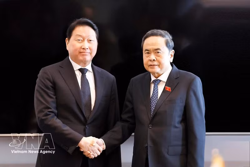 Le président de l’Assemblée nationale, Trân Thanh Mân (droite) et Chey Tae Won, président du groupe SK, en septembre 2026 à Séoul. Photo: VNA