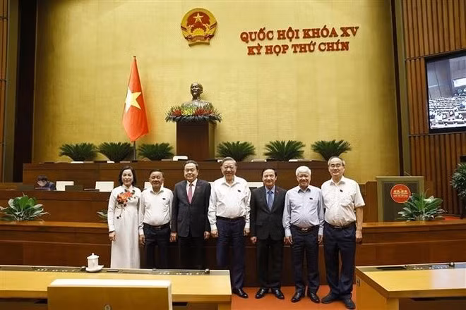 Le secrétaire général du Parti, To Lam (au milieu), et le président de l'Assemblée nationale, Tran Thanh Man (3e à partir de la gauche), et des délégués présents à la séance. Photo : VNA.