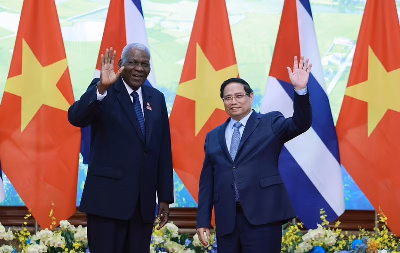 Le Premier ministre Pham Minh Chinh (droite) et le président de l'Assemblée nationale du Pouvoir populaire de Cuba. Photo : VNA.