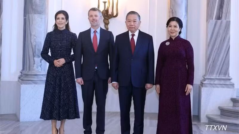 Le SG du PCV et président de la République, To Lam, et son épouse Ngo Phuong Ly (à droite) rencontrent le roi Frederik X et la reine Mary, dans le cadre de leur visite d’État au Danemark. Photo : VNA.