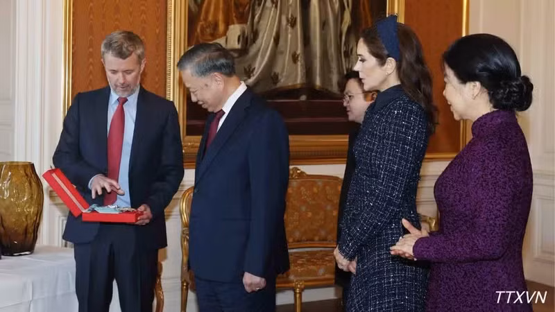Le roi Frederik X remet au SG du PCV et président de la République, To Lam, l’Ordre de l’Éléphant, la plus haute distinction du Royaume de Danemark. Photo : VNA.