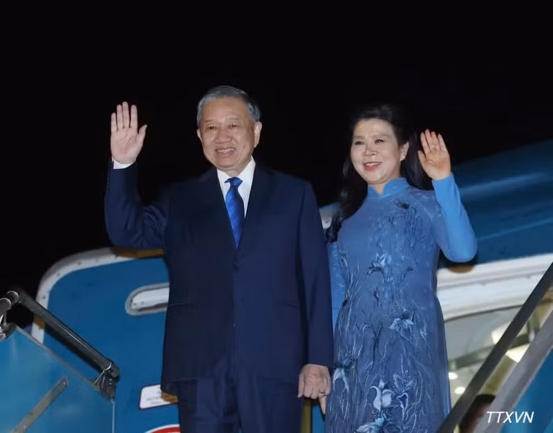 Le secrétaire général du Parti et président de la République To Lam et son épouse, Ngo Phuong Ly, quittent Hanoi pour une tournée au Danemark, auprès de l’Union européenne et en Belgique. (Photo : VNA)