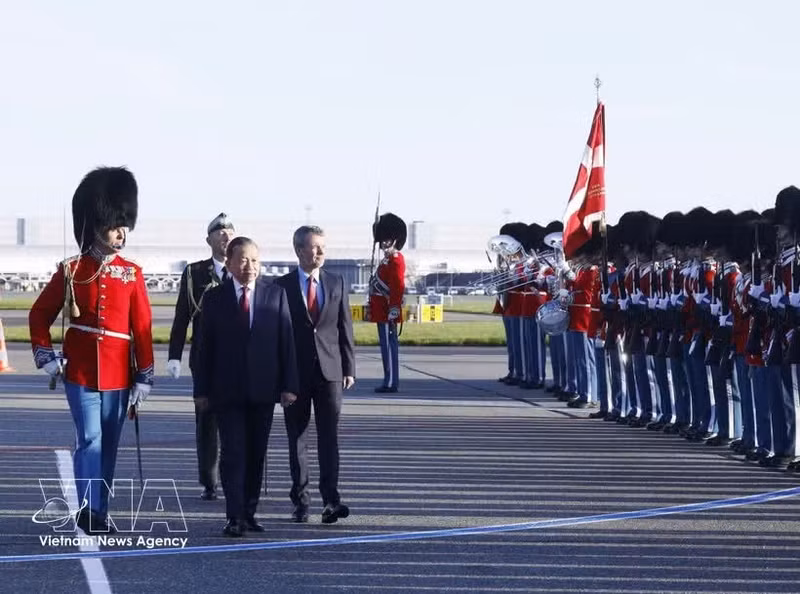 Le secrétaire général du Parti et président vietnamien To Lam (gauche) et le roi Frederik X de Danemark passent en revue la garde d'honneur. Photo : VNA.