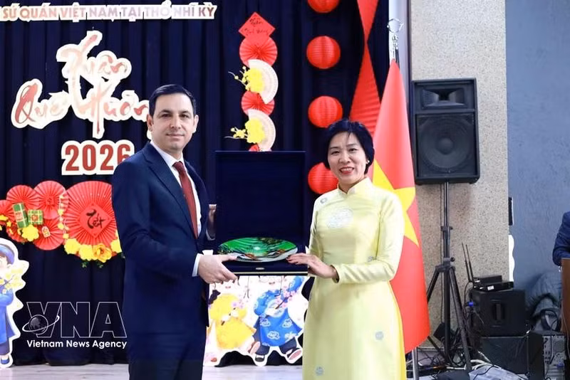 L’ambassadrice du Vietnam en Turquie, Dang Thi Thu Ha et le vice-gouverneur d'Istanbul, Mehmet Sülün. Photo : VNA.