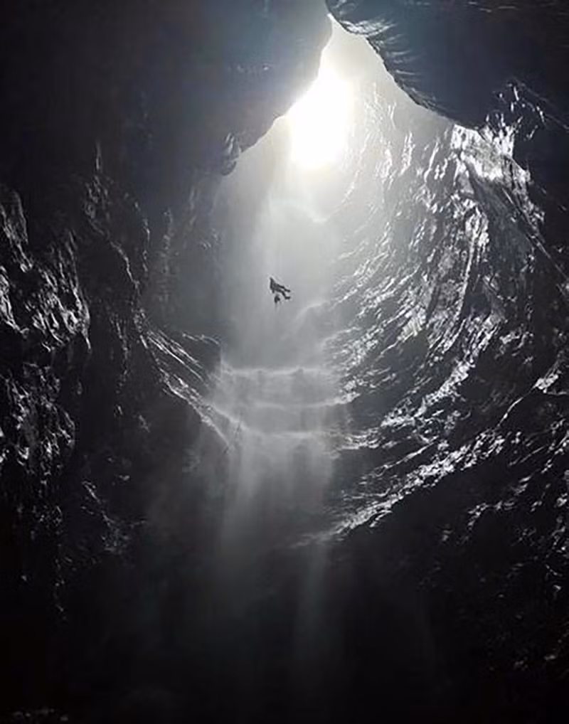 La grotte Cha Ngheo abrite une cascade à l’intérieur. Photo : Équipe d’exploration spéléologique britannique.