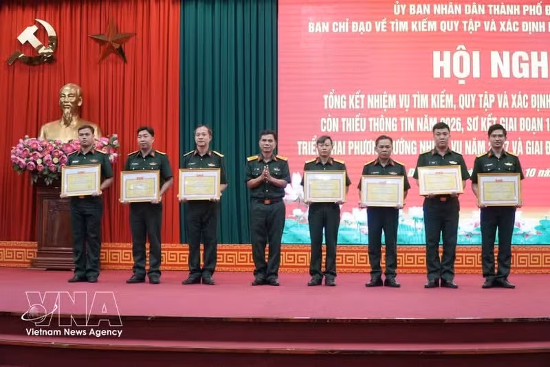 Le commandement militaire de la ville de Dong Nai a remis des certificats de félicitations aux collectivités et aux individus ayant obtenu des résultats exceptionnels dans la recherche, le rapatriement et l'identification des dépouilles de soldats tombés au combat. Photo : VNA.