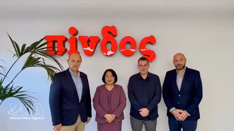 L’ambassadrice du Vietnam en Grèce, Pham Thi Thu Huong, et les représentants des deux grandes entreprises grecques de transformation alimentaire, Nitsiakos et Pindos. Photo : VNA.
