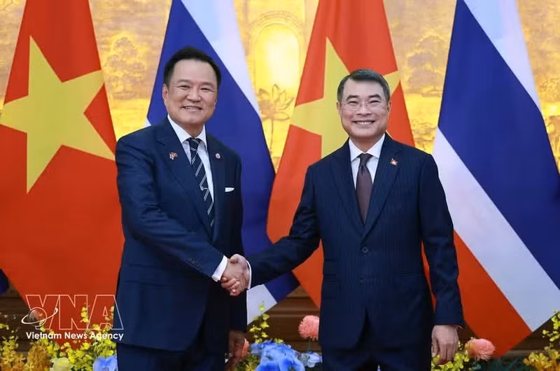 Le Premier ministre Le Minh Hung (à droite) et le Premier ministre thaïlandais, Anutin Charnvirakul. Photo : VNA.