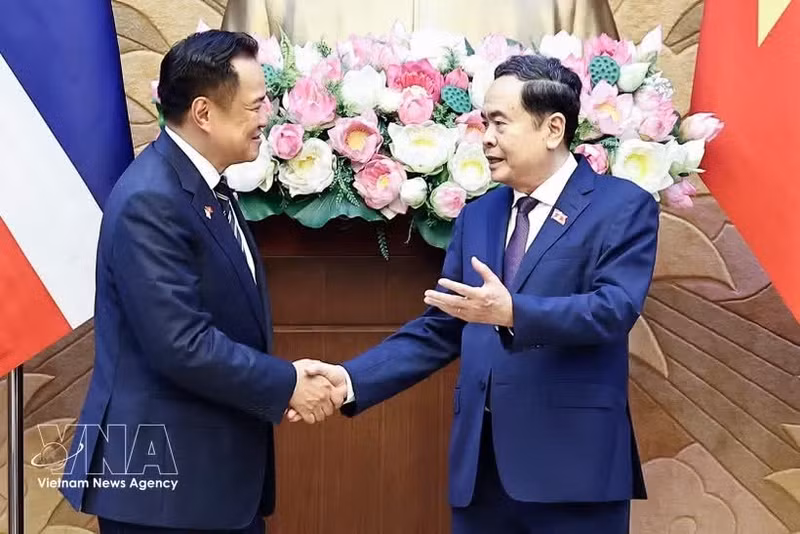 Le président de l’Assemblée nationale, Tran Thanh Man (droite), reçoit le Premier ministre thaïlandais, Anutin Charnvirakul. Photo: VNA