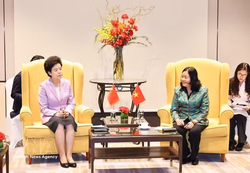 La présidente du Comité central du Front de la Patrie du Vietnam, Bui Thi Minh Hoai (droite), et Xian Hui, vice-présidente du Comité national de la Conférence consultative politique du peuple chinois. Photo : VNA.