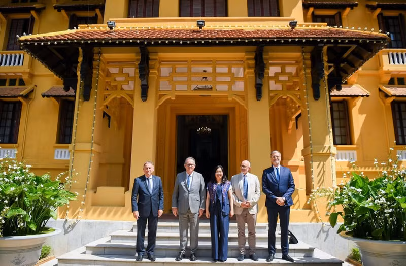 La vice-ministre des Affaires étrangères, Le Thi Thu Hang, et la délégation du groupe interparlementaire d’amitié France–Vietnam du Sénat français. Photo : ministère des Affaires étrangères.