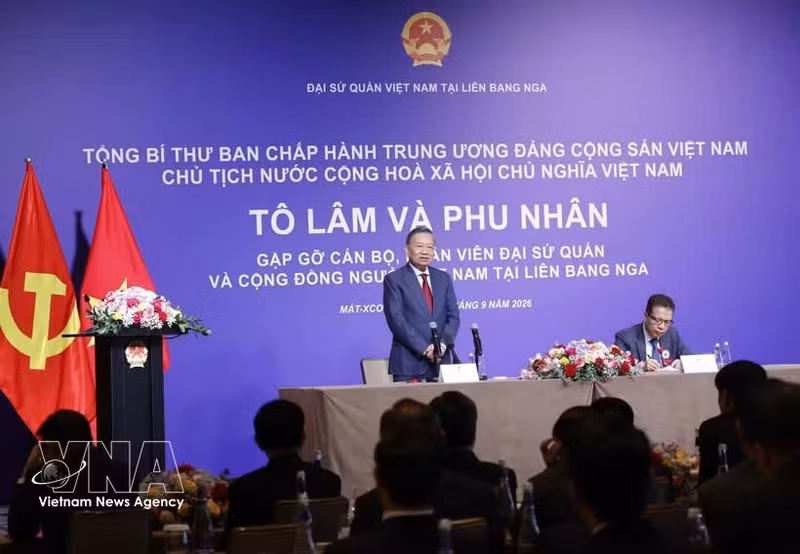 Le secrétaire général du Comité central du Parti communiste du Vietnam et président de la République, Tô Lâm, lors de la rencontre avec des cadres et employés de l’ambassade du Vietnam ainsi que des représentants de la communauté vietnamienne en Russie. Photo : VNA.