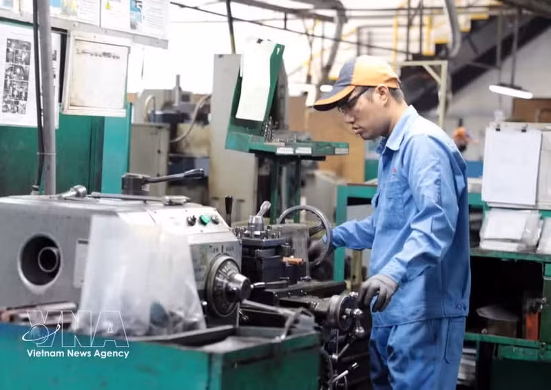 La chaîne de production de la compagnie Cosmot 1 Technology fonctionne de manière stable, répondant à la demande du marché et créant des emplois pour les travailleurs locaux. Photo : VNA.