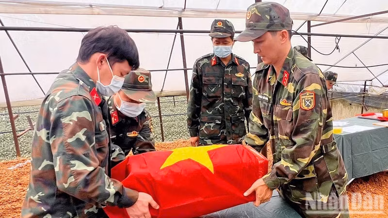 La recherche et le regroupement des restes de soldats tombés pour la Patrie constituent une mission sacrée, un devoir dicté par le cœur. (Photo : Dam Trong)