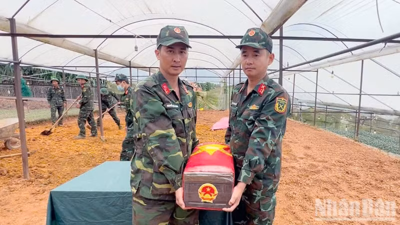 L’équipe K75 du Commandement militaire de la province de Lam Dong transfère les restes du soldat tombé pour la Patrie retrouvés dans le quartier de Xuan Truong-Da Lat pour les inhumer au cimetière des soldats tombés pour la Patrie de Da Lat. (Photo : Dam Trong)
