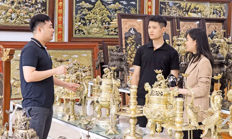 L’atelier de la famille de Hoang Van Quan, dans la commune de Gia Binh, propose de nombreux produits en bronze adaptés aux goûts des consommateurs contemporains.