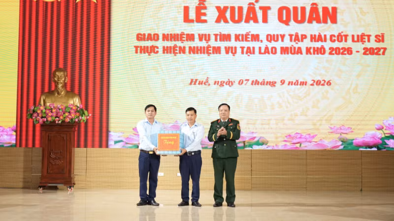 Le colonel Le Hong Viet, commissaire politique du Commandement militaire de la ville, remet des cadeaux à l’équipe 192.