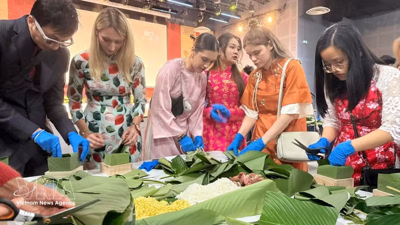 L'atelier de banh chung - gâteau emblématique du Nouvel An lunaire confectionné à base du riz gluant, de haricots mungo réduits ,de viande de porc, enveloppé dans des feuilles de dong, a captivé près de 200 jeunes. Photo : VNA