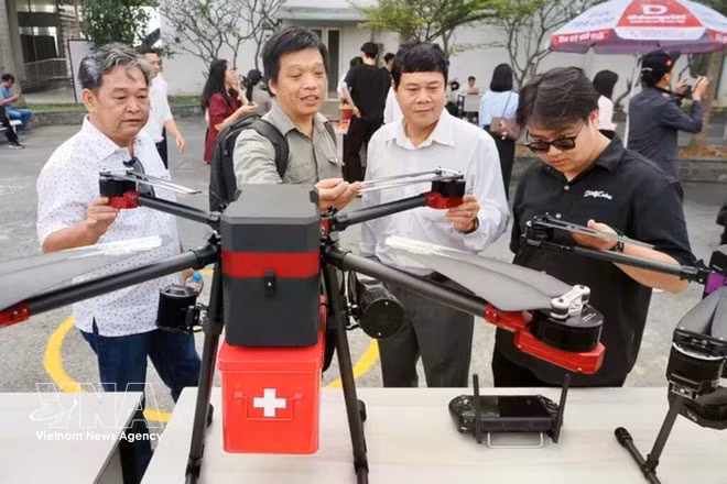 Un UAV de livraison en phase d’essai au sein de la Zone de haute technologie de Hô Chi Minh-Ville, sous la coordination du Comité de gestion de la Zone de haute technologie. Photo : VNA