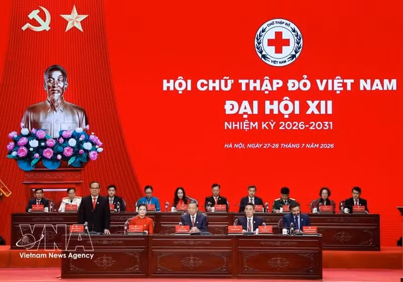 Le secrétaire général du Parti et président de la République To Lam assiste et participe au présidium du 12e Congrès national de la Croix-Rouge du Vietnam. Photo : VNA.