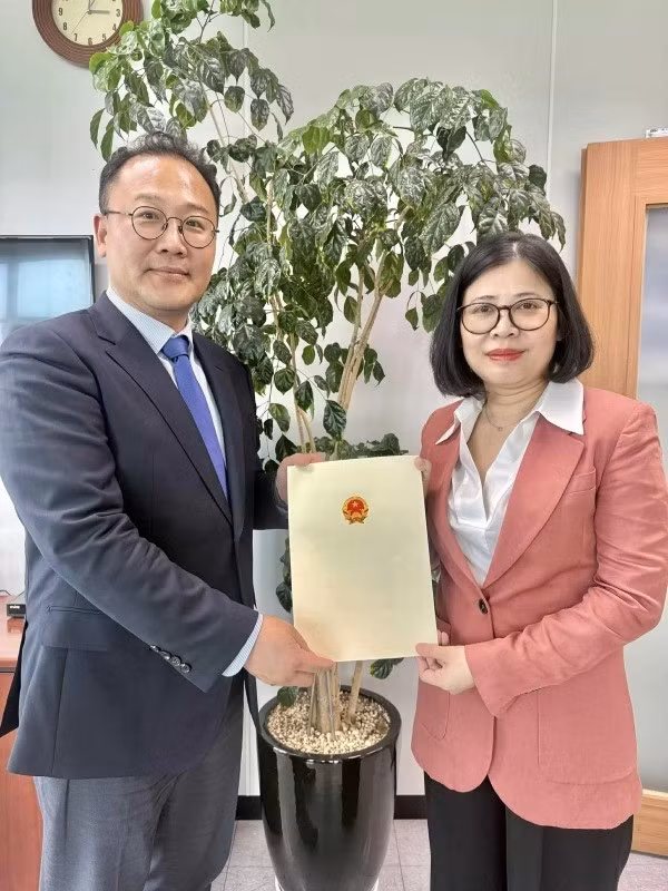 tong-lanh-su-viet-nam-tai-busan-doan-phuong-lan-trao-thu-uy-nhiem-va-lam-viec-voi-bo-ngoai-giao-han-quoc-20250605155330-11zon.jpg