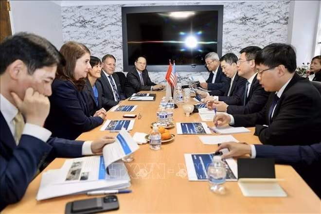Le ministre de l'Industrie et du Commerce Nguyen Hong Dien travaille avec les responsables du groupe Exxon Mobil. Photo : VNA.
