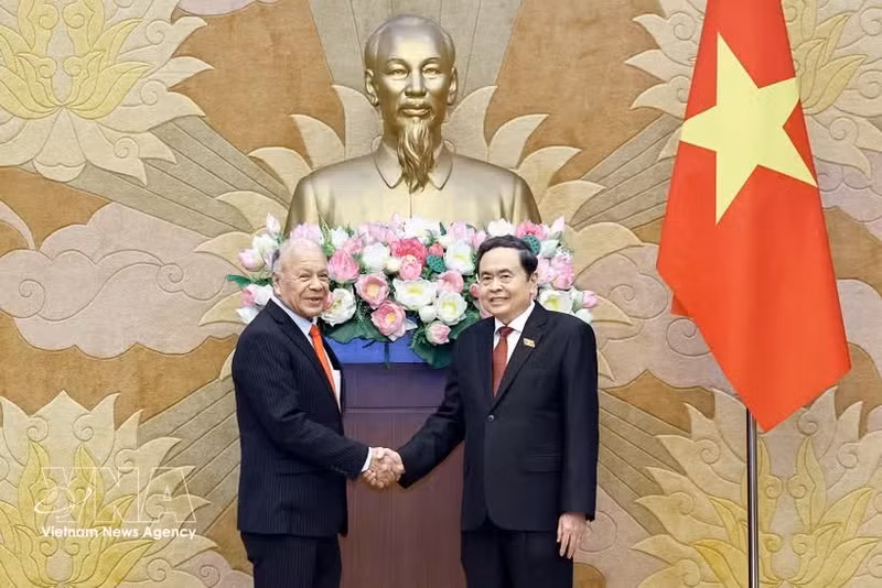 Le président de l’Assemblée nationale du Vietnam, Tran Thanh Man (à droite), serre la main dusénateur Alberto Anaya Gutierrez, secrétaire général du Parti du Travail du Mexique. Photo : VNA.