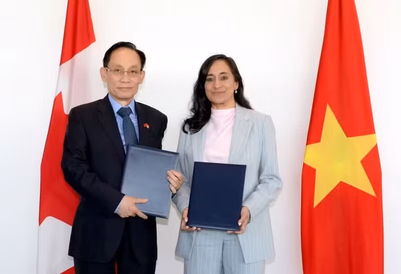 Le ministre des AE Le Hoai Trung et son homologue canadienne Anita Anand. Photo: ministère des AE du Vietnam. Photo : VNA.