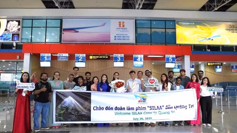 Les responsables du Service de la Culture, des Sports et du Tourisme de Quang Tri ont accueilli et félicité l’équipe de tournage à l’aéroport de Dong Hoi. Photo : NDEL.
