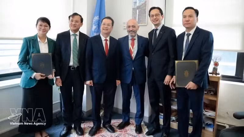 Le président du Comité populaire de la ville de Dà Nang, Nguyên Manh Hung (troisième à partir de la gauche), lors d'une réunion avec des dirigeants du PNUD à New York. Photo : VNA.