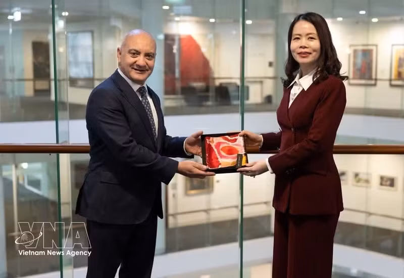 La vice-ministre des Affaires étrangères Nguyen Minh Hang et le secrétaire adjoint du ministère des Affaires étrangères et du Commerce George Mina. Photo : VNA.