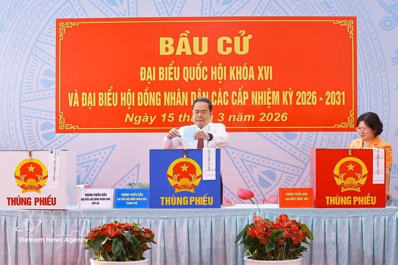 Le président de l'Assemblée nationale (AN) et du Conseil électoral national, Tran Thanh Man, a voté au bureau de vote n° 14 de la commune de Hoc Mon à Ho Chi Minh-Ville. Photo : VNA.