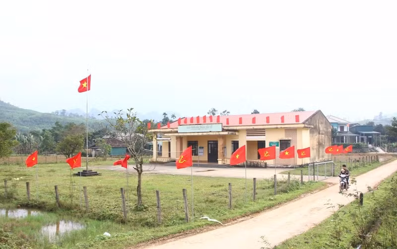 Les habitants de la région montagneuse de Kim Phu, dans la province de Quang Tri (ancien district de Minh Hoa, province de Quang Binh), hissent le drapeau national à l’occasion de la fête nationale du 2 septembre.