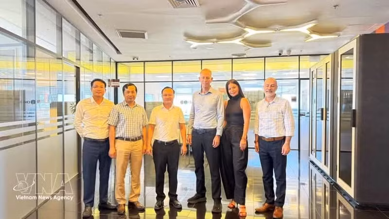 L’ambassadeur du Vietnam en Israël, Nguyen Ky Son (3e à partir de la gauche), et le professeur Yuval Elovici (3e à partir de la droite), directeur du Centre de recherche en cybersécurité de l’Université Ben-Gourion du Néguev (BGU), posent pour une photo commémorative. Photo : VNA.