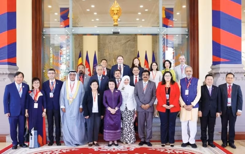 Les chefs de délégation des Parlements membres de l’AIPA rendent une visite de courtoisie à la présidente de l’Assemblée nationale du Cambodge. Photo : Thuc Uyen.