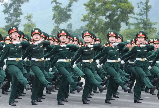 Des femmes du personnel médical participent à l'entraînement collectif. Photo : VNA.