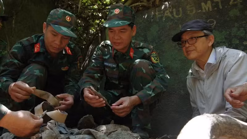 De nombreux objets, présumés appartenir à l’Équipe chirurgicale n°5 du Service de santé militaire du Front 4 de Quang Da, ont été découverts. (Photo : QUANG CUONG)