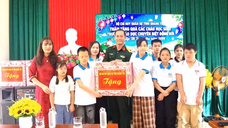 Le représentant du Commandement militaire de la province de Quang Tri offre des cadeaux de la Fête de la Mi-Automne aux élèves de l’École spécialisée de Dong Hoi. (Photo : HG)