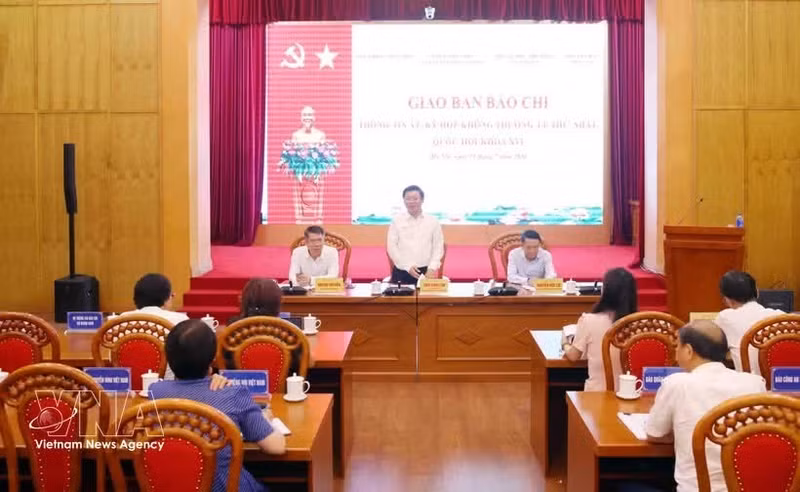 Le Bureau de l’Assemblée nationale informe la presse de la première session extraordinaire de la 16e législature, à Hanoi, le 28 juillet. Photo : VNA.