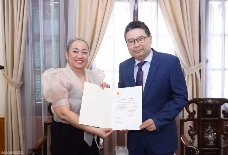 Le directeur général du Département consulaire, Doan Hoang Minh, remet l'exequatur consulaire à Mme Querobine Deapera Laccay, consule générale des Philippines à Ho Chi Minh-Ville. (Photo : Thanh Long)